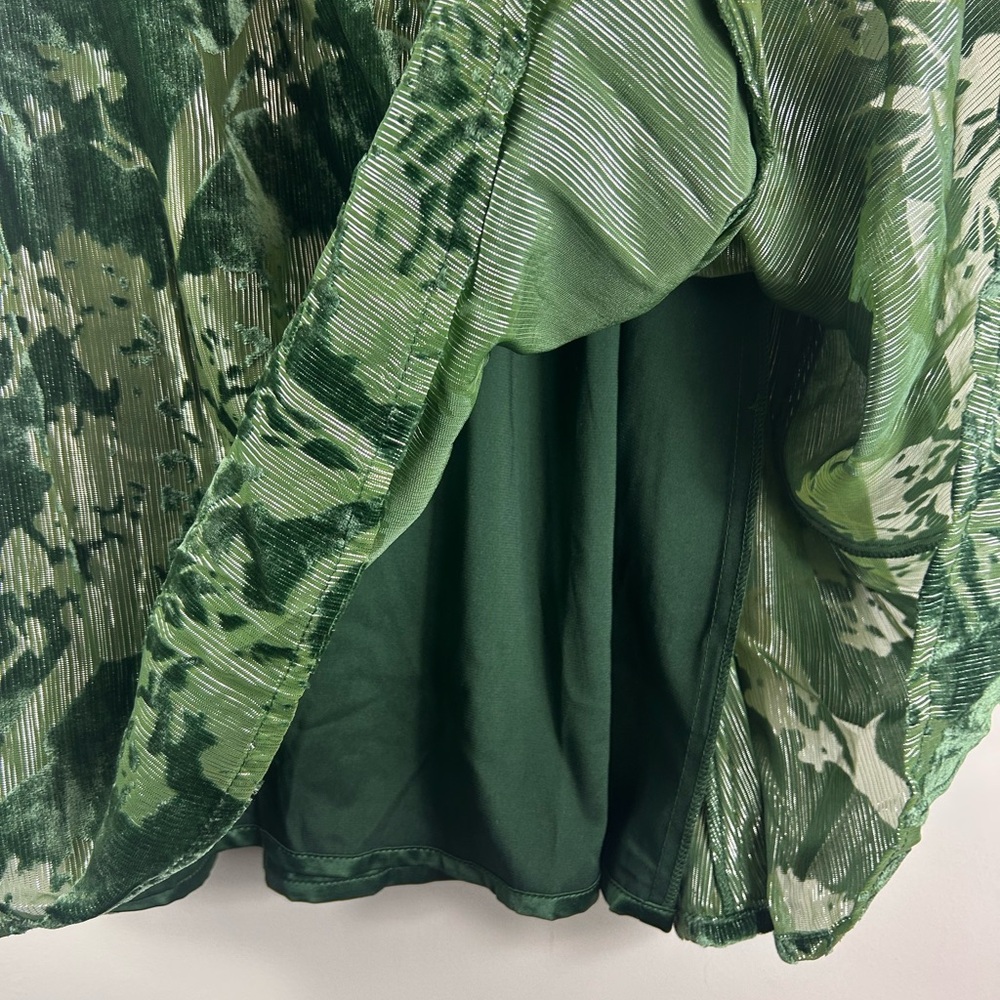 ModCloth "Just This Sway" A-line style.
Green Floral Velvet Skirt 🆕 - Picture 7 of 9